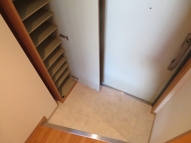 メルベーユ高井田の玄関