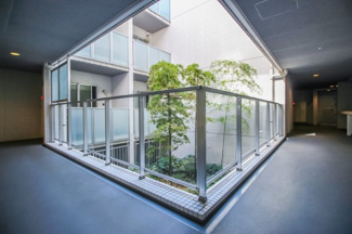 【エントランス】 | エントランス内部（共用廊下）。美しい植栽が出迎えてくれます。