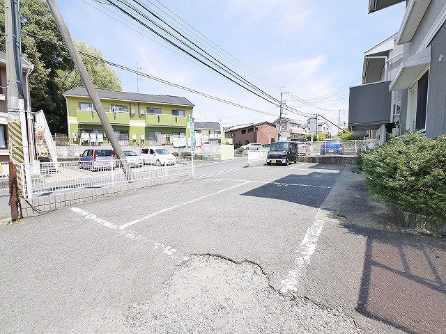 コンフォール六条Bの駐車場|駐車場があるので、車を買う予定の方も安心です