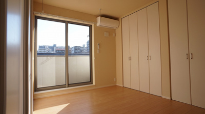 【洋室】 | フローラ | 6.0帖の洋室です。南向きに面したお部屋は明るく爽やかです。