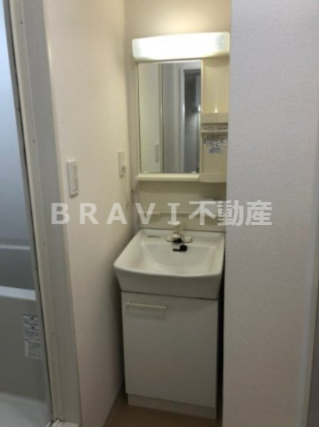 mosaique（モザイク）　BRAVI不動産の独立洗面台|【mosaique】独立洗面台、小物を置くことができて便利です