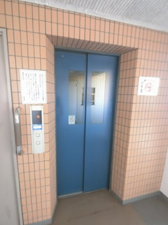 【その他共用部分】 | お買い物時やベビーカーの出し入れに便利なエレベーター付です。