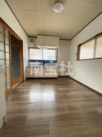 【キッチン】 | 広々としたウッド調のダイニングキッチン