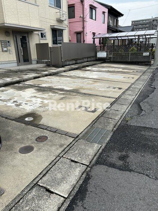 エスペランサ末広の駐車場