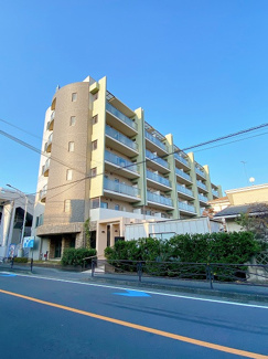 【外観】 | 小田急線・南武線「登戸」駅まで徒歩5分！2沿線利用可能で通勤通学・お買物にも便利な立地の6階建てマンションです☆