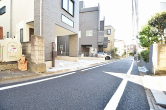 【前面道路含む現地写真】 | お車の通行は少なく小さなお子様にも安心の立地です。