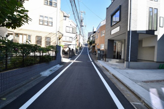 【前面道路含む現地写真】 | お車の通行は少なく小さなお子様にも安心の立地です。