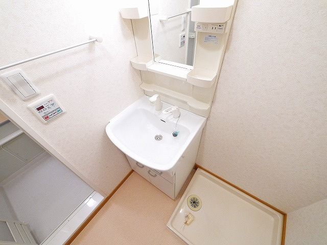 セレーノ東生駒Ａ棟の洗面所|コンパクトで使いやすい洗面所