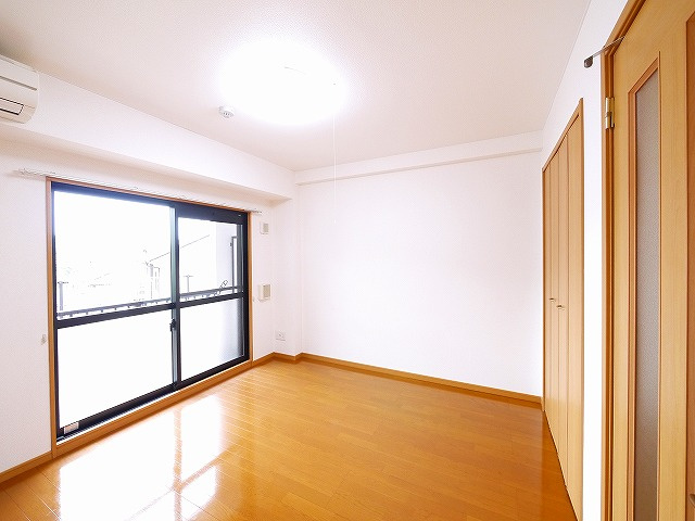 セレーノ東生駒Ａ棟の洋室|落ち着いた色調の洋室です