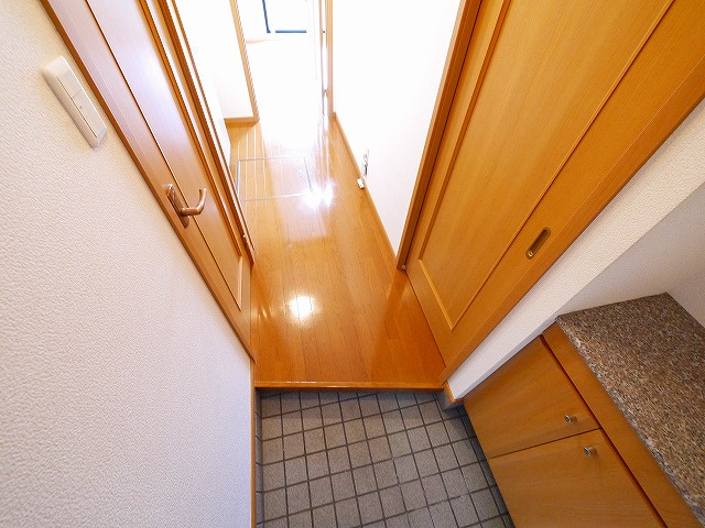 セレーノ東生駒Ａ棟の玄関|明るい玄関です