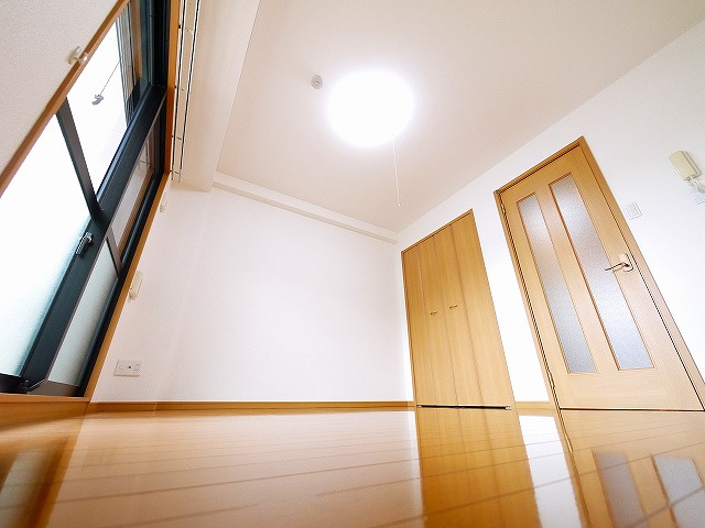 セレーノ東生駒Ａ棟の居間・リビング|ゆったりとした居間です