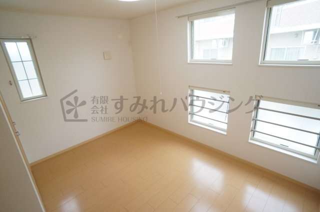 メイプルレジデンスの寝室|参考、同建物・反転間取りの号室