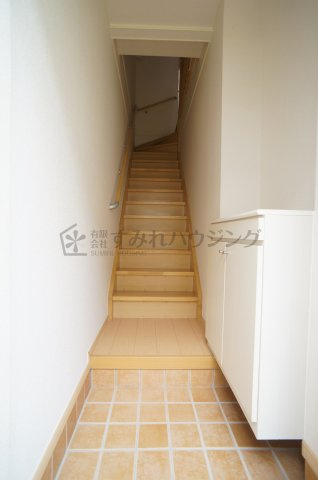 メイプルレジデンスの玄関|参考、同建物・反転間取りの号室