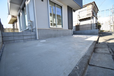 【駐車場】 | 府中市西府町　第７期 | 車好きのパパにはうれしい広さのヵースペース、休日には自慢の愛車を思う存分メンテナンス。