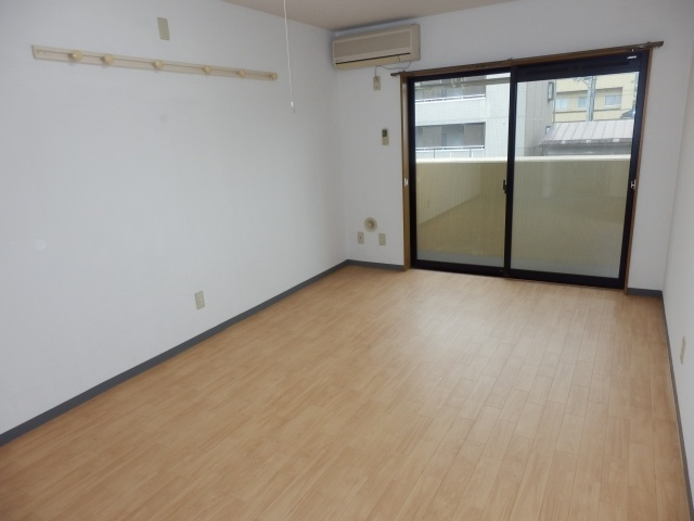 ベルナール東青田の洋室