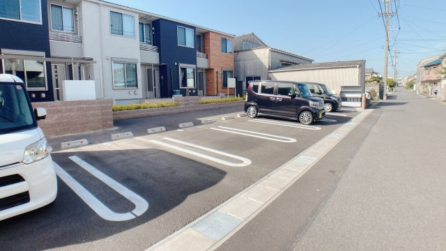 シャンポール新居の駐車場