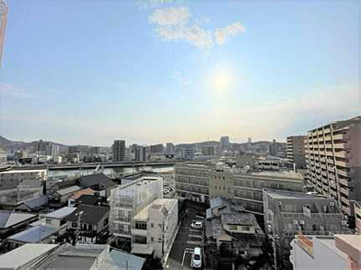 【展望】 | オアシスマンションプレジデント山陽 | 【眺望】
こんな見晴らしの良いバルコニーで
家族と伴にワイワイ過ごすなんて素敵です！
当然夜景もきれいでしょうね。
野球の歓声も聞こえてくるかな ?