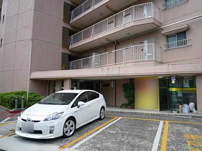 【駐車場】 | オアシスマンションプレジデント山陽 | 【資料には掲載していない情報】
物件の陽当りや通風・仕様設備や
お部屋の大きさの比較、状態など、
資料には掲載していない情報がたくさんあります。
ぜひ現地を見られる事をお勧めいたします！