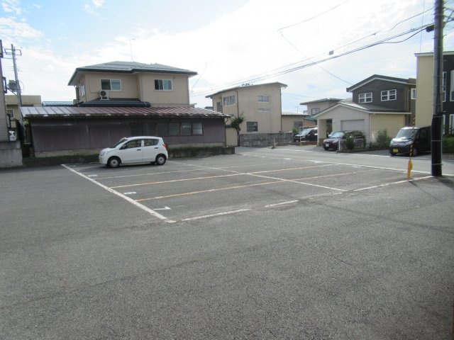 ベルナール東青田の駐車場