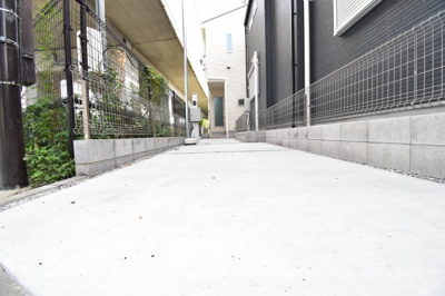 【駐車場】 | 稲城市矢野口第９期 | 車好きのパパにはうれしい広さのヵースペース、休日には自慢の愛車を思う存分メンテナンス。