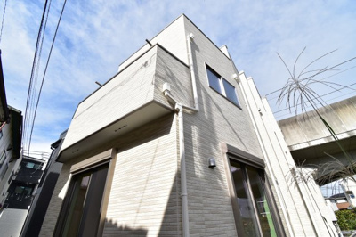 【外観】 | 稲城市矢野口第９期 | 周辺環境に溶け込み、それでいて個性豊かなデザインは住まう人に優越感をもたらしてくれます。
