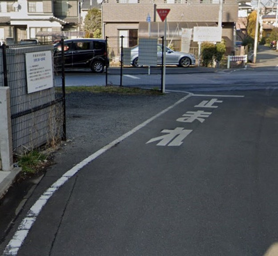 【前面道路含む現地写真】 | 稲城市矢野口第９期 | 前面道路は閑静な住宅地の通りとなるため、車通りは多くありません。 安心して車庫入れ可能。