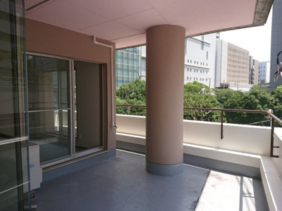 【バルコニー】 | ひまわり中央ビル | 南向きの専用バルコニー