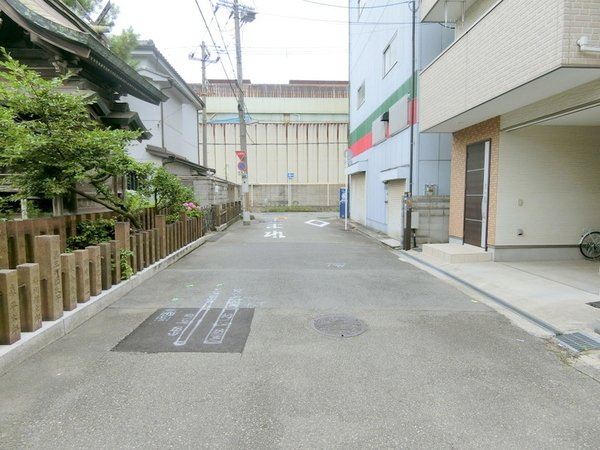 【前面道路含む現地写真】 | 南恩加島１丁目中古戸建 | ●３ＳＬＤＫ●平成２７年５月建築●建物面積１１６．１６平米●土地面積６４．５４平米●前面道路幅員約５．４ｍ●間口約５．９ｍ