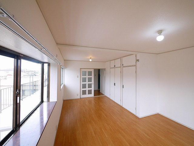 ロイヤル学園前PART-Ⅰの内装|明るい色調の室内です