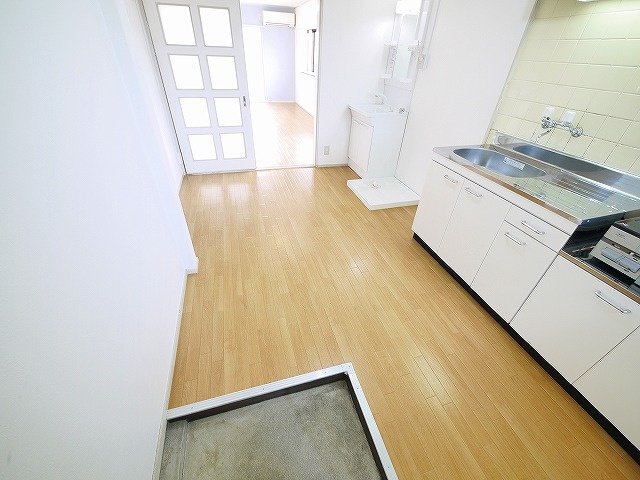 ロイヤル学園前PART-Ⅰの玄関|明るい玄関です