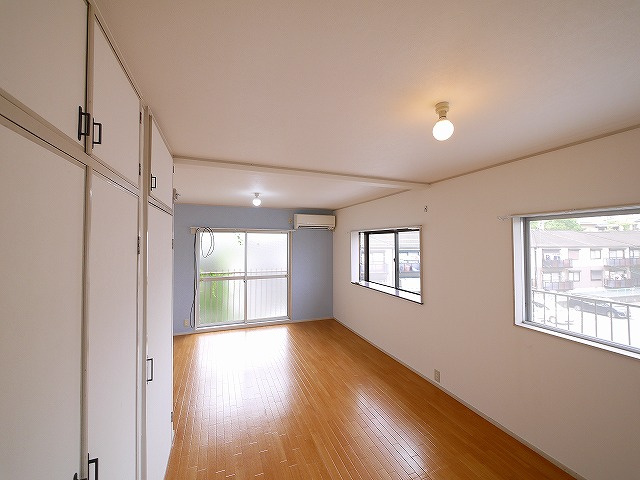 ロイヤル学園前PART-Ⅰの洋室|明るい洋室です