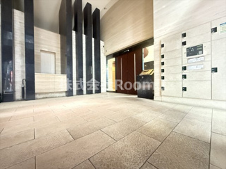 【その他共用部分】 | S-RESIDENCE Hommachi Marks | 宅配ボックスです清潔なロビーです