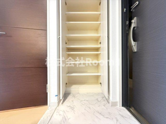 【玄関】 | S-RESIDENCE Hommachi Marks | 収納もある玄関です