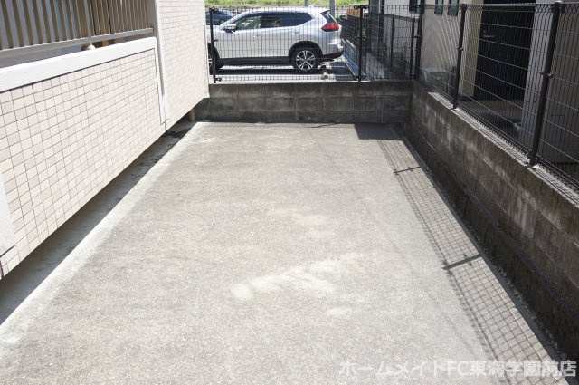 カメリアハウスの駐車場