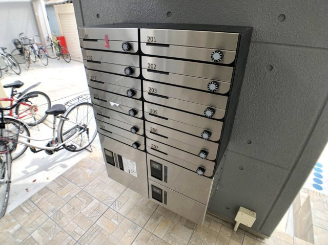 東大阪市衣摺３丁目のアパートのエントランス