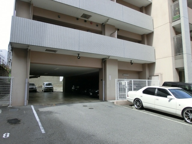 【駐車場】 | アズヴェール阿倍野 | 駐車場10台、バイク3台、駐輪場あり