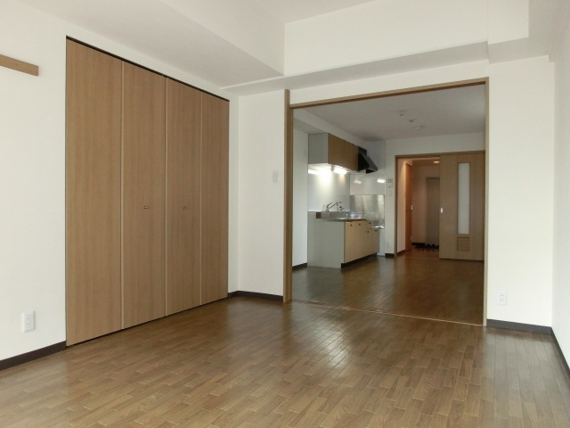 【内装】 | アズヴェール阿倍野 | 洋室8.2帖との続き間　（バリアフリー床）