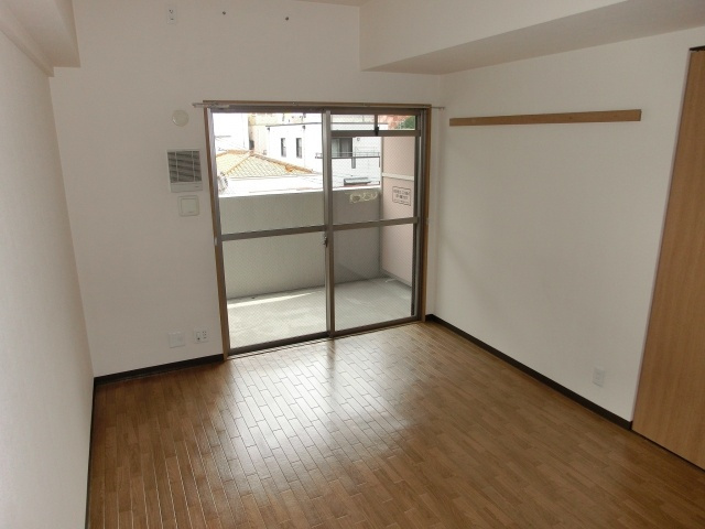 【寝室】 | アズヴェール阿倍野 | 洋室8.2帖　大きな窓で開放感あります