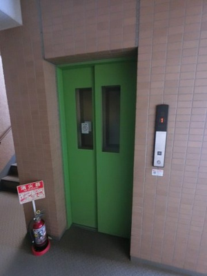 【その他共用部分】 | ジェネシティ | お買い物時やベビーカーの出し入れに便利なエレベーター付です。
