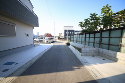 【前面道路含む現地写真】 | 久喜市本町５丁目新築一戸建て | 北東側 開発による道路 幅員約４ｍ　南東側より撮影