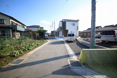 【前面道路含む現地写真】 | 久喜市本町５丁目新築一戸建て | 北東側 開発による道路 幅員約４ｍ　北東側より撮影