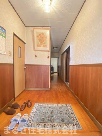 恒久６丁目　中古住宅の玄関|玄関も広いので荷物が多いい時も安心です。