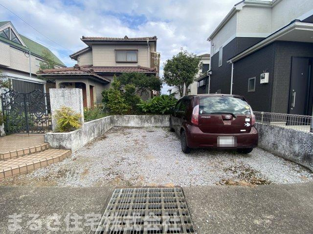 恒久６丁目　中古住宅の駐車場|並列２台駐車可能ですが、土地が広いので、お車が多いい方は増設して駐車スペースを確保できます。