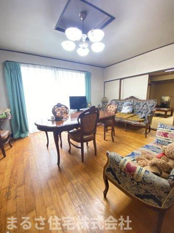 恒久６丁目　中古住宅の居間・リビング|陽当たり良好なリビングです(^^)