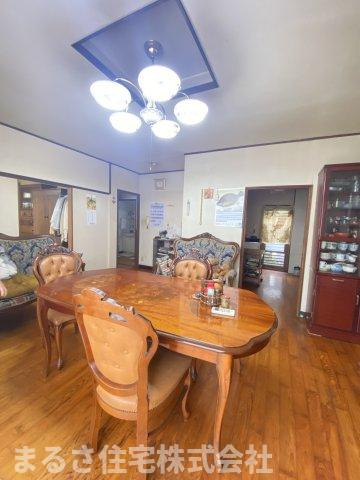 恒久６丁目　中古住宅の居間・リビング