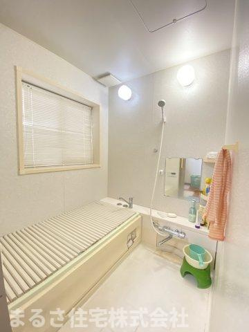 恒久６丁目　中古住宅の浴室|浴室に窓がついているので換気しやすく、朝は日差しが心地よいです。