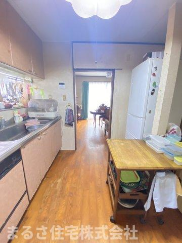 恒久６丁目　中古住宅のキッチン|食器棚をおいても余裕のあるキッチンスペースです。