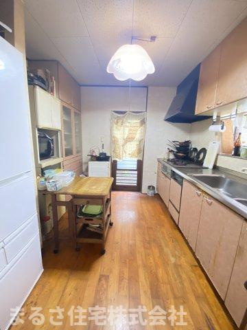 恒久６丁目　中古住宅のキッチン|キッチンスペースには勝手口が付いており便利です。