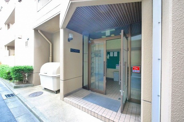 サニーハイツ（大宮町１丁目）のエントランス|こちらから出入りできます。
