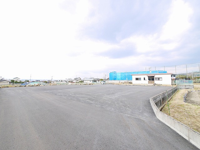 鹿野園町テナントの駐車場|駐車場があるので、車を買う予定の方も安心です
